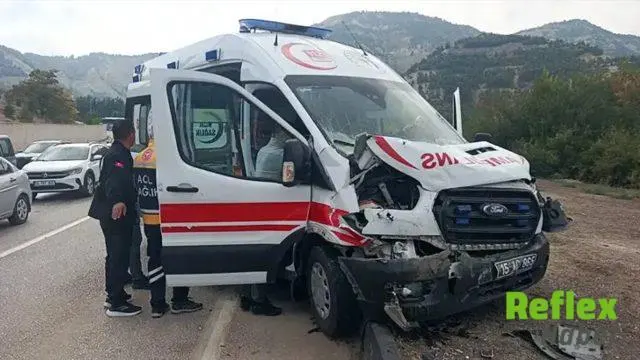 Burdur’da Ambulansın Karıştığı Zincirleme Kazada 6 Kişi Yaralandı