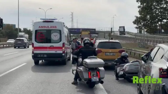 Tuzla’da Motosikletli Polis Emniyet Şeridindeki Otomobile Çarptı