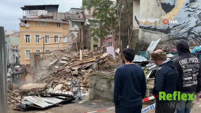 Beyoğlu’nda Metruk Bina Gece Saatlerinde Çöktü