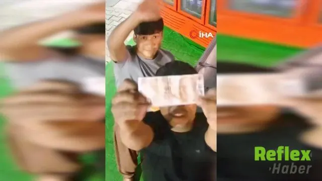 Düzce'de gençlerden örnek davranış: Aldıkları ekmeğin parasını bıraktılar