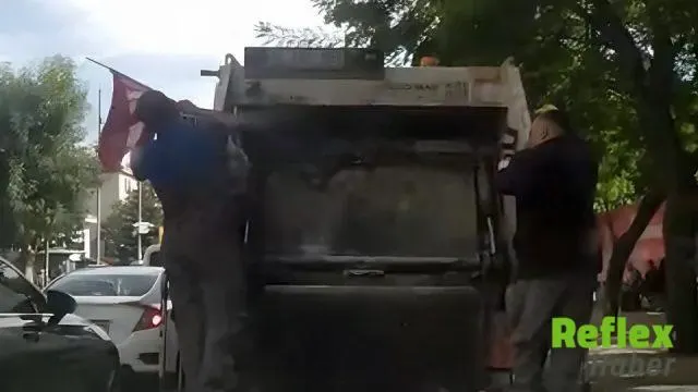 Eskişehir'de Temizlik Görevlilerinden Türk Bayrağına Özen