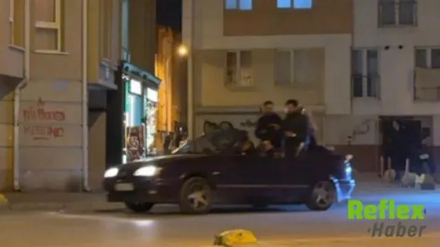 Eskişehir'de Otomobilin Bagajına Oturan Şahıs Polis Uyarısıyla Uzaklaştırıldı