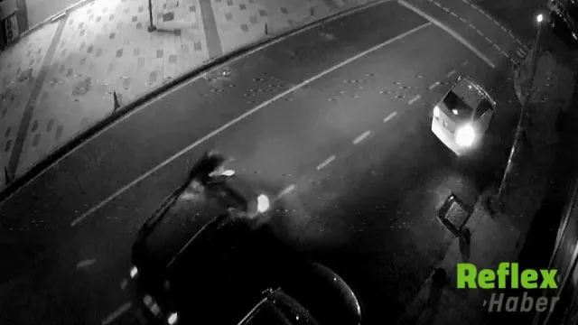 Arnavutköy'de Hafif Ticari Araç İ̇le Motosiklet Çarpıştı: Kaza Kamerada