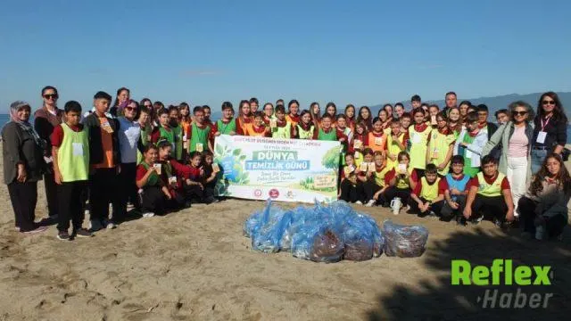 Balıkesir'de öğrenciler sahili temizledi | VİDEO İZLE