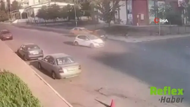 Kayapınar’da Park Halindeki Taksiye Çarpan Otomobil Kamerada