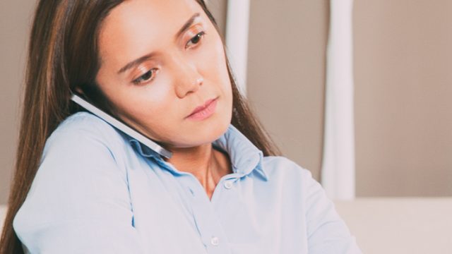 Telefonunuzu omuzunuza sıkıştırarak konuşmayın
