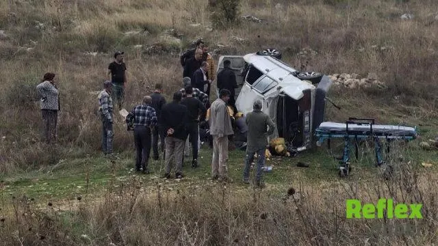 Besni'de Otomobil Şarampole Yuvarlandı: İ̇ki Kişi Yaralandı
