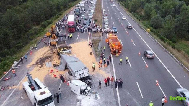 Tır Devrildi Yardıma Koşan Araca Otomobil Çarptı: 6 Kişi Hastanelik Oldu
