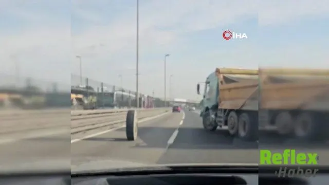 Topkapı’da Seyir Halindeki Kamyonun İ̇ki Tekerleği Yola Savruldu