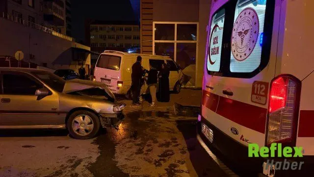 Kayseri’de Çarpışan Minibüs Dükkana Girdi: İ̇ki Yaralı
