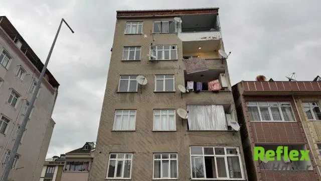 Küçükçekmece’de Fayans Çatlağı Paniği: Bina Tahliye Edildi