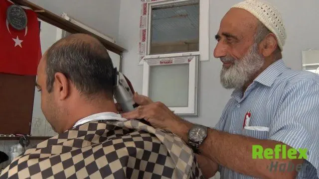11 yaşında başladığı berberlik mesleğini 65 yıldır sürdürüyor