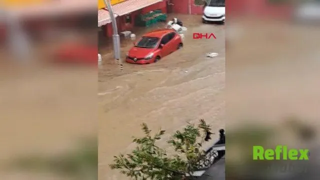 Şile'de Sağanak Sele Dönüştü, Market Ürünleri Sulara Kapıldı
