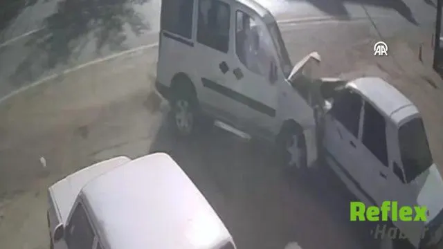 Kozan'da Kontrolden Çıkan Araç Üç Noktaya Çarptı