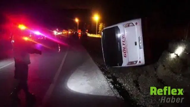 Burdur'da Midibüs Şarampole Devrildi: 8 Kişiden 1'i Yaralandı