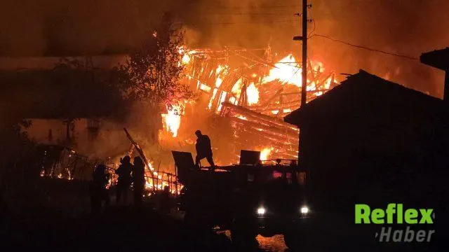 Domaniç'te Gece Yangını: 6 Samanlık Ve Ahır Kullanılamaz Hale Geldi