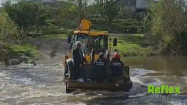 Çatalca'da Sağanakta Kolu Kırılan Kadın Kepçeyle Karşıya Geçirildi