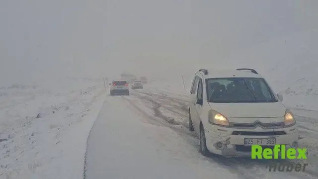Erzurum’da Kar Yağışı Ulaşımı Aksattı, Araçlar Yolda Kaldı