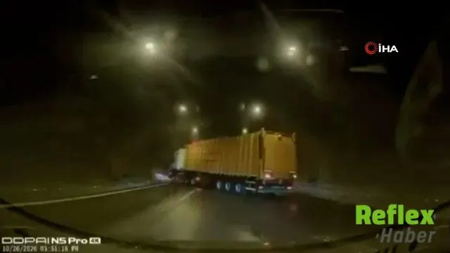 İ̇zmir'de Savrulan Tır Devrilmekten Son Anda Kurtuldu