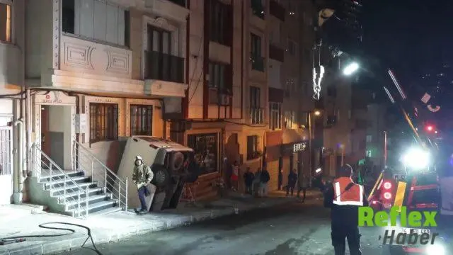 Şişli'de Minibüs Bina Boşluğuna Düştü, Sürücü Yaralandı