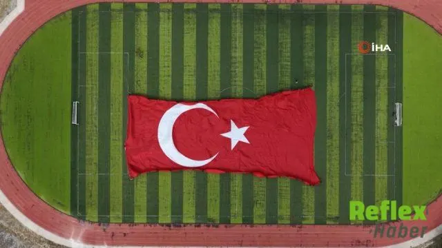 Gökyüzünde Dev Türk Bayrağı Özel Atlayışta Dalgalandırıldı