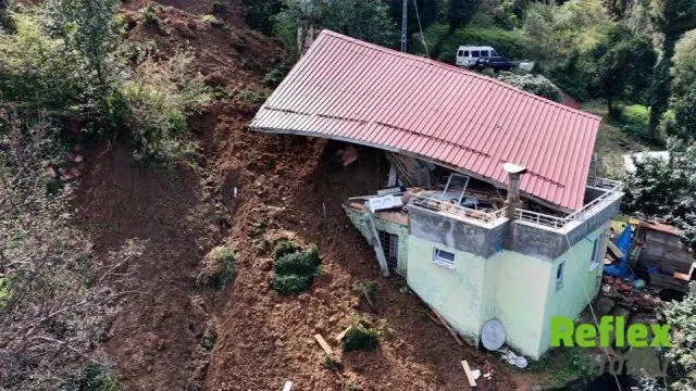 Rize’de heyelanın vurduğu evde mahsur kalan 6 kişilik aile pencereden kurtarıldı