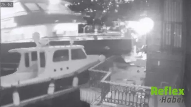 Üsküdar'da Yolcu Vapuru Yalıya Ve Tekneye Çarptı