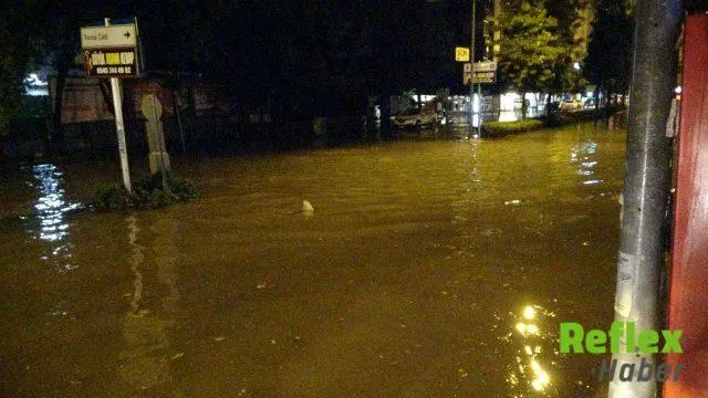 Adana'da Sağanak Cadde Ve Sokaklarda Su Baskınlarına Yol Açtı