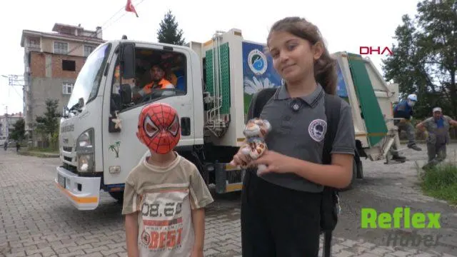 Artvin'de örnek temizlik işçisi: Çöp kamyonunu pelüş oyuncaklarla süsledi