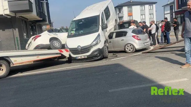 Düzce'de Otomobil Ve Minibüs Çarpıştı, Kaza Kamerada