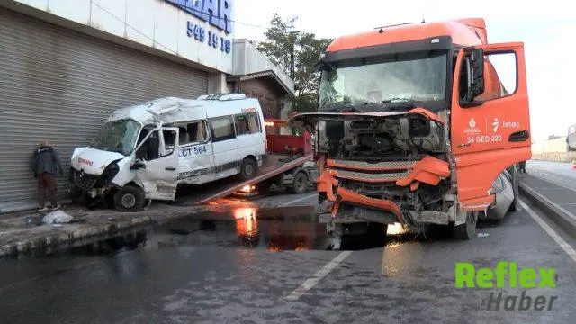 Ümraniye’de servis minibüsü atık kamyonuyla çarpıştı: 2 yaralı
