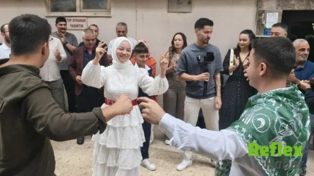 Mersin'de Damat Gelin Evine Vinç Sepetiyle Çıktı