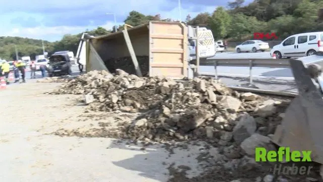 Arnavutköy'de Hafriyat Kamyonu Bariyerler Arasında Devrildi