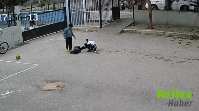 Amasya'da Top Çarpan Çocuğa Okul Müdürü Yardım Etti