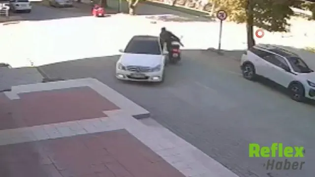 Tosya'da Kavşak Dönüşünde Motosiklet Otomobile Çarptı: Kaza Kamerada