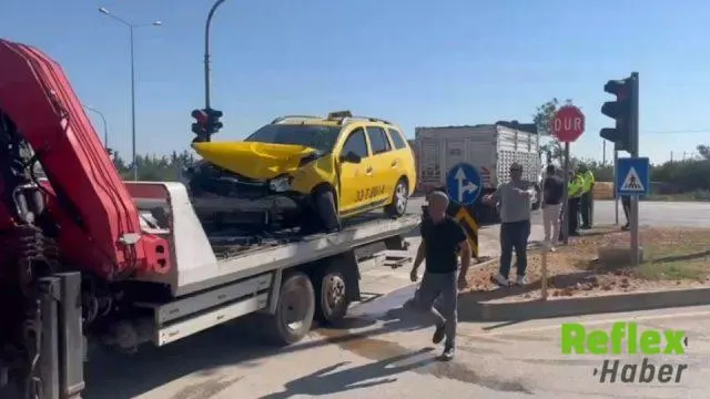 Silifke'de Taksi Ve Otomobil Çarpıştı: 5 Yaralı