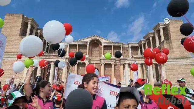 Sardes Antik Kenti'nde öğrencilerden Gazzeli çocuklar için anlamlı etkinlik: Balon ve uçurtma uçurdular