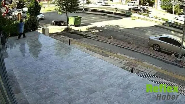 Malatya’da kontrolden çıkan minibüs karşı şeride geçti: Motokurye son anda kurtuldu