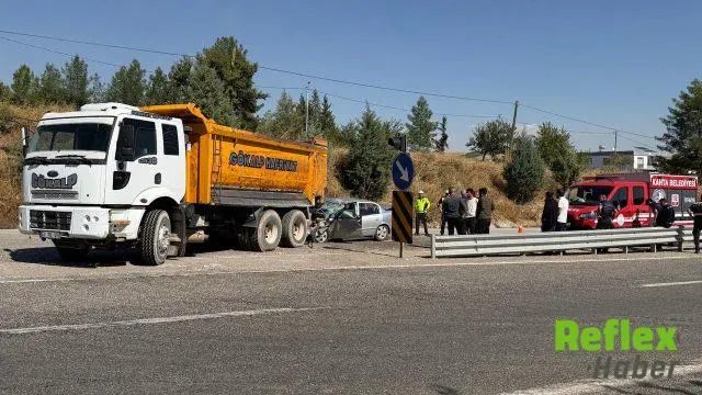 Kahta’da Hafriyat Kamyonuna Çarpan Otomobildeki 2 Kişi Ağır Yaralandı