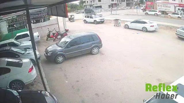 Adana'da iki otomobil kavşakta çarpıştı: 4 yaralı