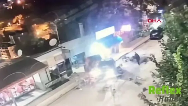 Tunceli'de Otomobil Büfe Önündeki Dört Kişiye Çarptı
