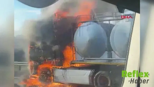 Adana'da Otoyolda Alev Alan Tır Kullanılamaz Hale Geldi