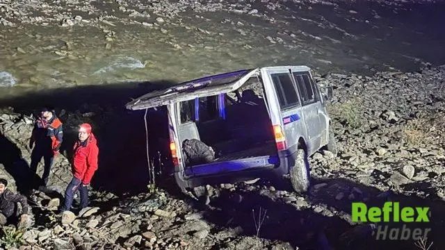 Hakkâri’de Göçmenleri Taşıyan Minibüs Erziki Deresi’ne Yuvarlandı