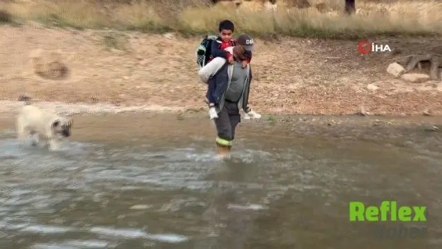 Sivas'ta Baba, Oğlunu Eğitim İ̇çin Her Gün İrmaktan Geçiriyor