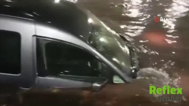 Pendik Çamçeşme Mahallesi'nde Otomobil Alt Geçitte Suda Mahsur Kaldı