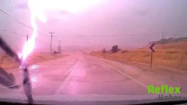 Elazığ-Pertek Yolunda Yıldırım Paniği Kamerada