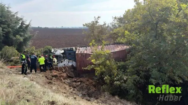 Bursa’da Tır Tarlaya Uçtu: Sürücü Yaralandı