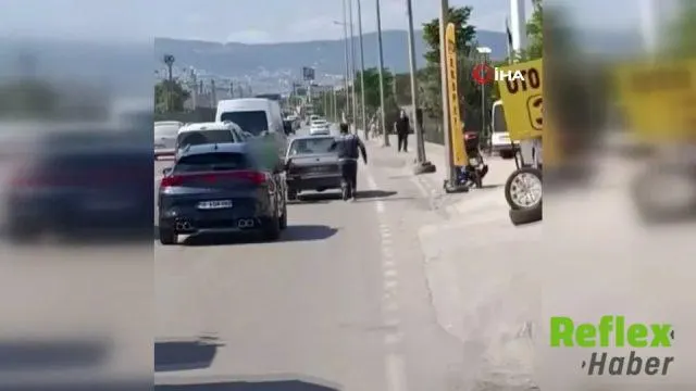 Bursa’da arızalanan otomobili motokurye ayağıyla itti