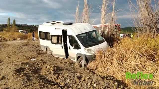 Balıkesir'de İ̇şçileri Taşıyan Servis Minibüsü Şarampole Yuvarlandı: 13 Yaralı