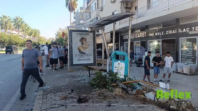 Alanya’da otomobil otobüs durağına çarptı: Biri ağır 3 yaralı